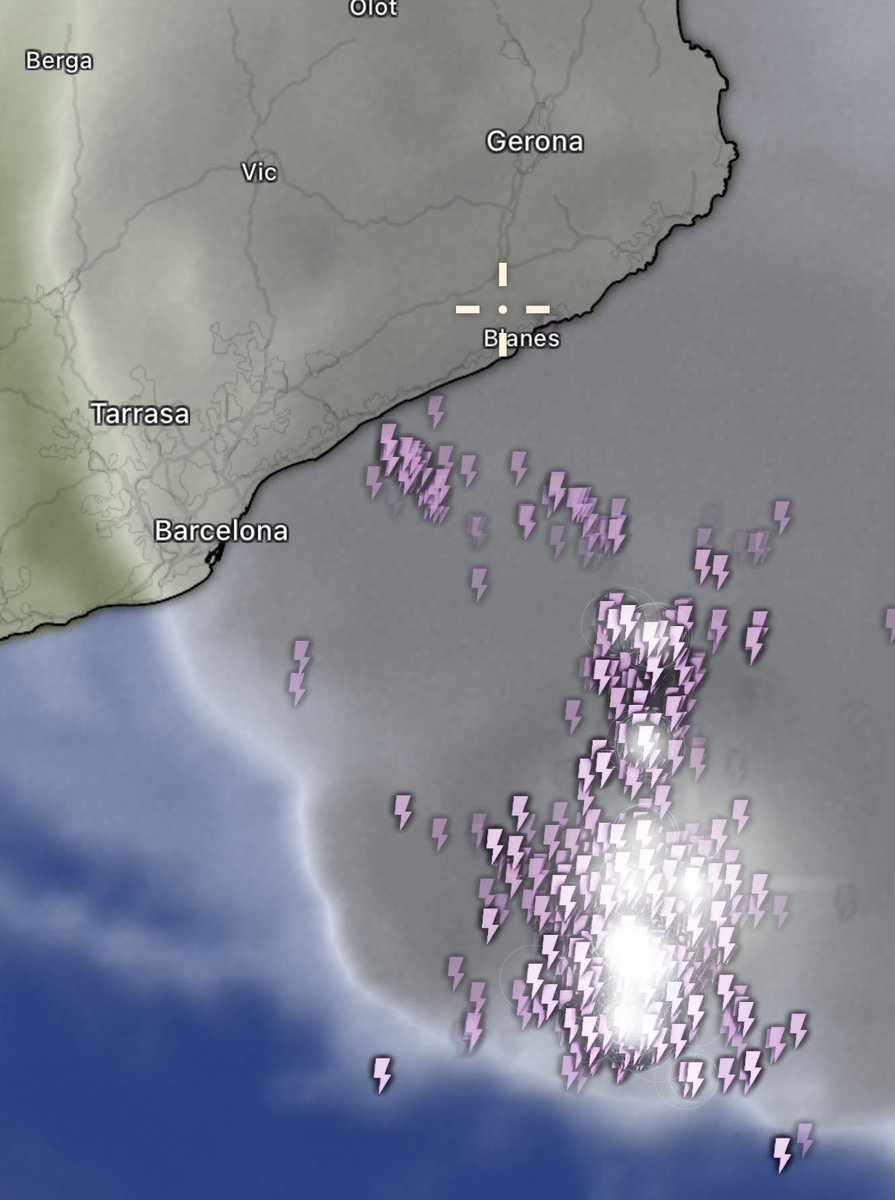 ClimaEBalear's tweet photo. @chronocompyxkt La explicación es que aunque esté lloviendo de forma muy efectiva y torrencial. La tormenta cuando toca tierra pierde gran parte de su convección profunda. En el mar, como hay evaporación, esa convección profunda se mantiene y retroaliment…. https://t.co/kdErKYCSbE