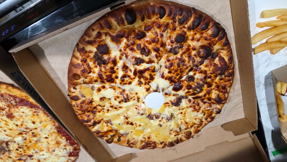 vdykes18's tweet photo. @LaRosasPizza I root for yall so hard.. I am a huge LaRosa’s fan. I talked my son into picking up dinner for his family and look. Yall made me look bad this pizza is not edible. Do better!!! Bridgetown store🤦🏽‍♀️ https://t.co/2WsOLsPYbu