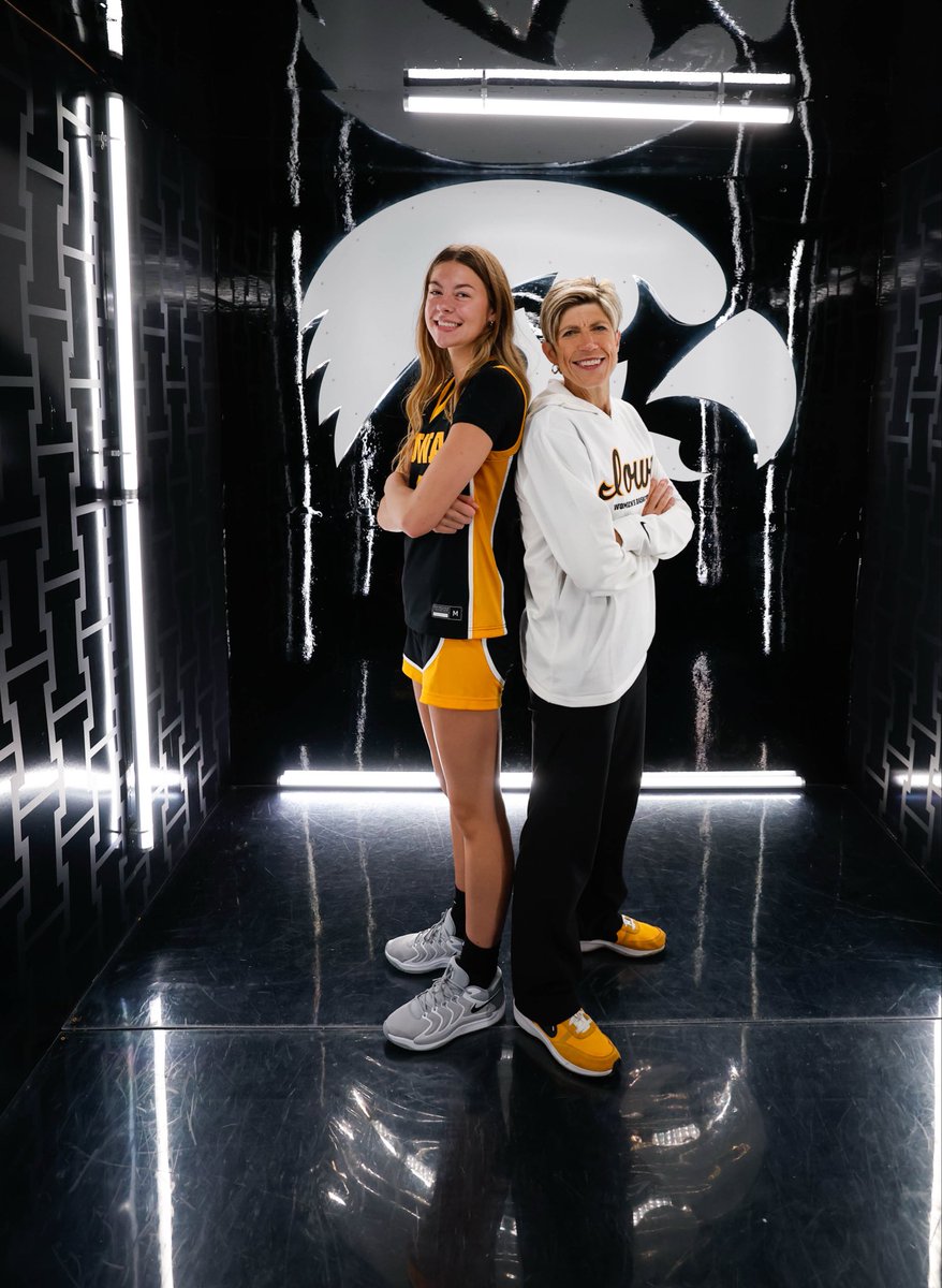 khloe_nicholson's tweet photo. Had an amazing visit at Iowa 💛🖤 https://t.co/F5OsAfFnuY