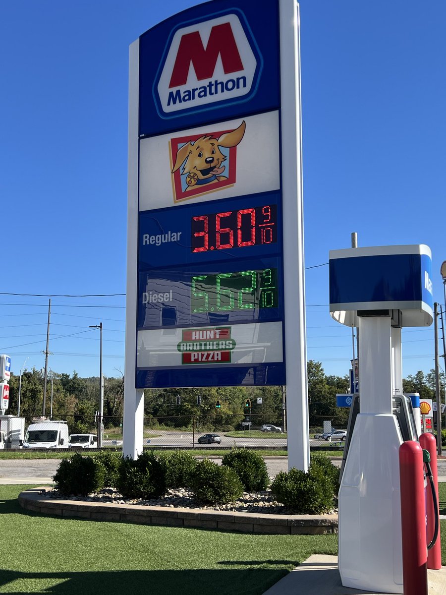 BuckWhisperer_1's tweet photo. Was in Ohio today on the farm ck’ing cams for Deer/Bucks and this price of $3.60 is 15-20 mins from the Pa Border in Bridgeport Ohio. I came through Pittsburgh early in the day and it was $4.79. Pennsylvania is 100% gouging even with gas tax diff it doesn’t add up. $1.19 more from Pittsburgh to Ohio line basically. @sheetz @JoshShapiroPA @SeanDuffyWI GOUGING in Pennsylvania.