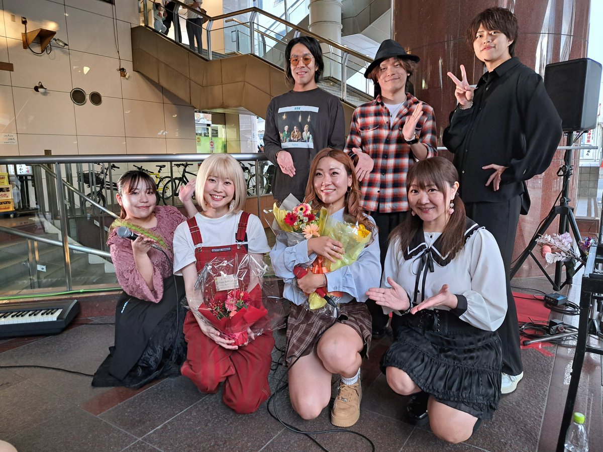 akachanman_1009's tweet photo. 集合写真📷

ファミリーからのお花
えもんずからのお花
竹内一央さんのファンの方からのお花、
とたくさんいただきました☺️

どうもありがとうございます😄💐

誕生日はバースデーワンマンしかやった事がなく、
バースデー企画は初めてでした❗️

アーティストの皆さんや
他のアーティストのファンの方々に
お祝いしてもらえてとても嬉しいです！！！😊

ありがとう🎁

#あかえもんフェス
#誕生日
#お祝い