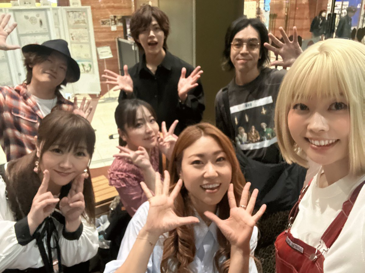 akachanman_1009's tweet photo. 集合写真📷

ファミリーからのお花
えもんずからのお花
竹内一央さんのファンの方からのお花、
とたくさんいただきました☺️

どうもありがとうございます😄💐

誕生日はバースデーワンマンしかやった事がなく、
バースデー企画は初めてでした❗️

アーティストの皆さんや
他のアーティストのファンの方々に
お祝いしてもらえてとても嬉しいです！！！😊

ありがとう🎁

#あかえもんフェス
#誕生日
#お祝い