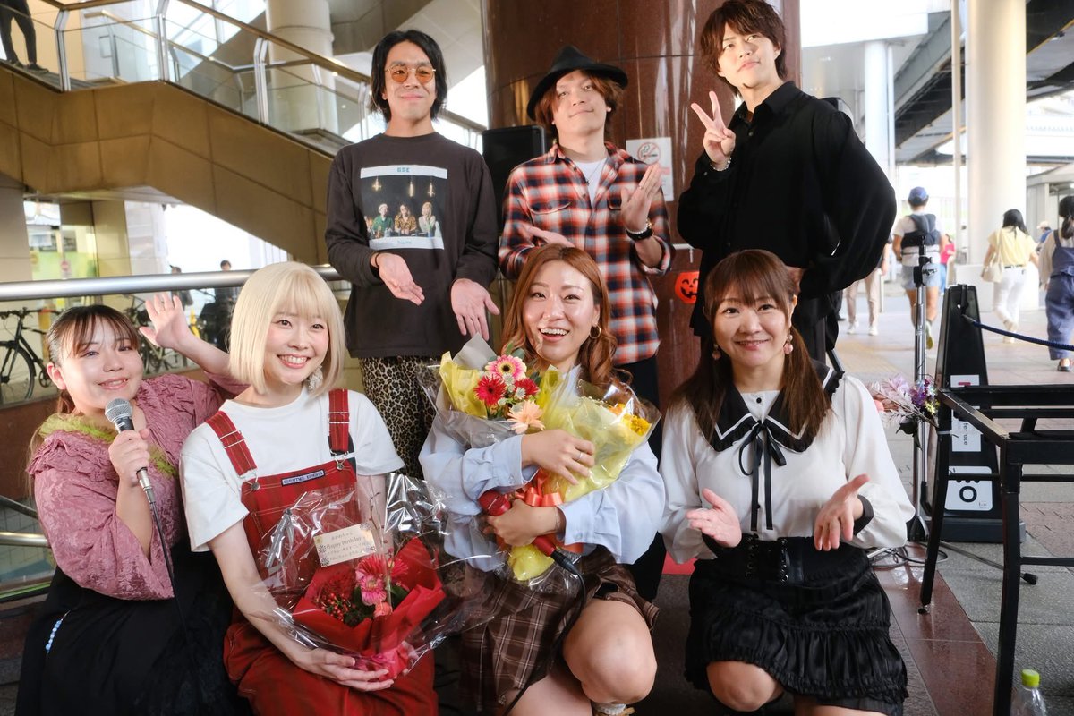 akachanman_1009's tweet photo. 集合写真📷

ファミリーからのお花
えもんずからのお花
竹内一央さんのファンの方からのお花、
とたくさんいただきました☺️

どうもありがとうございます😄💐

誕生日はバースデーワンマンしかやった事がなく、
バースデー企画は初めてでした❗️

アーティストの皆さんや
他のアーティストのファンの方々に
お祝いしてもらえてとても嬉しいです！！！😊

ありがとう🎁

#あかえもんフェス
#誕生日
#お祝い