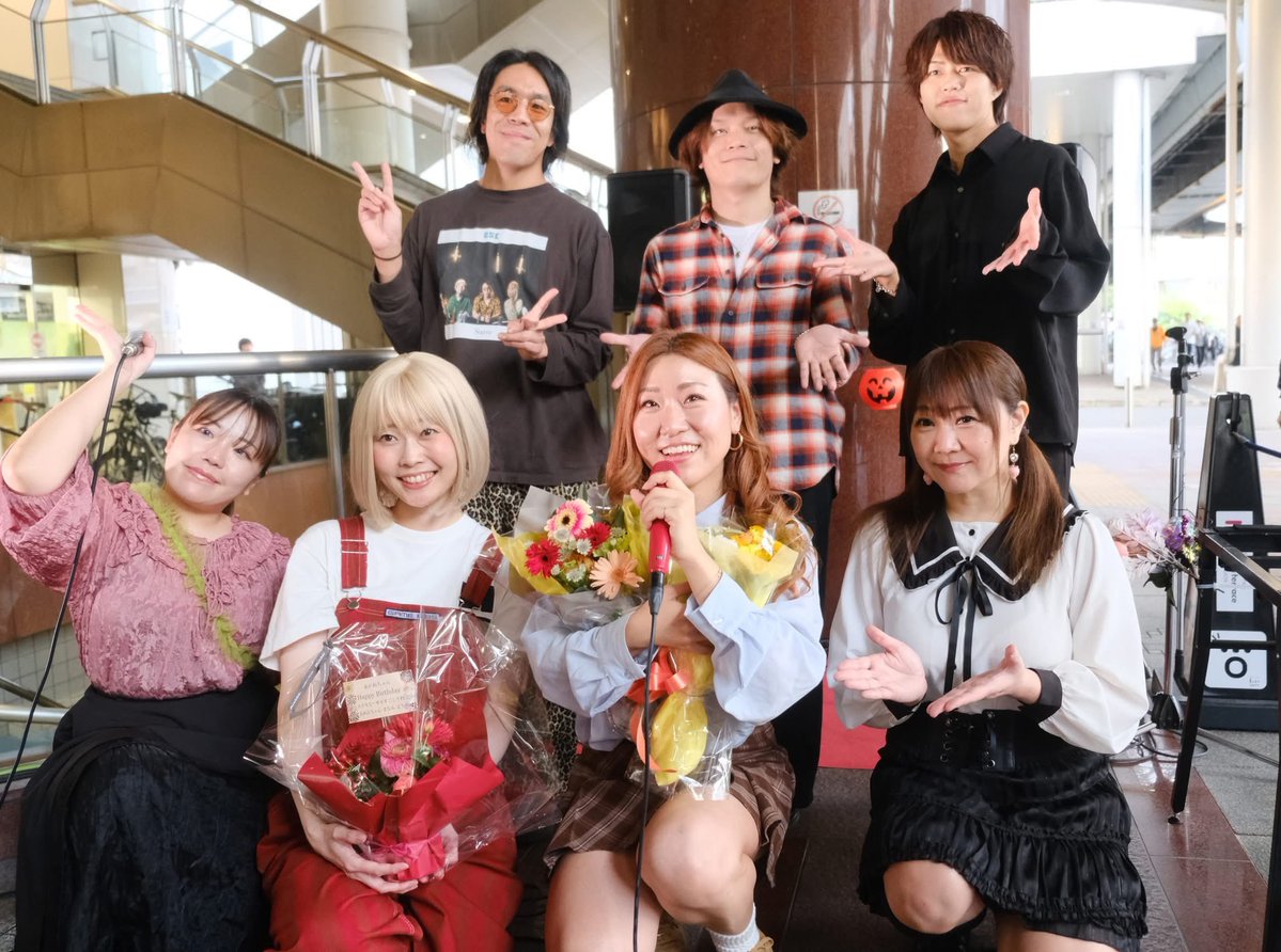 akachanman_1009's tweet photo. 集合写真📷

ファミリーからのお花
えもんずからのお花
竹内一央さんのファンの方からのお花、
とたくさんいただきました☺️

どうもありがとうございます😄💐

誕生日はバースデーワンマンしかやった事がなく、
バースデー企画は初めてでした❗️

アーティストの皆さんや
他のアーティストのファンの方々に
お祝いしてもらえてとても嬉しいです！！！😊

ありがとう🎁

#あかえもんフェス
#誕生日
#お祝い