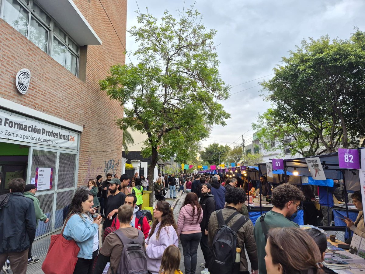 Grupo_Paternal's tweet photo. #GPenLugares.
Feria del libro de Flores. Qué linda que es la movida cultural barrial de esta ciudad https://t.co/Enz9lk907d