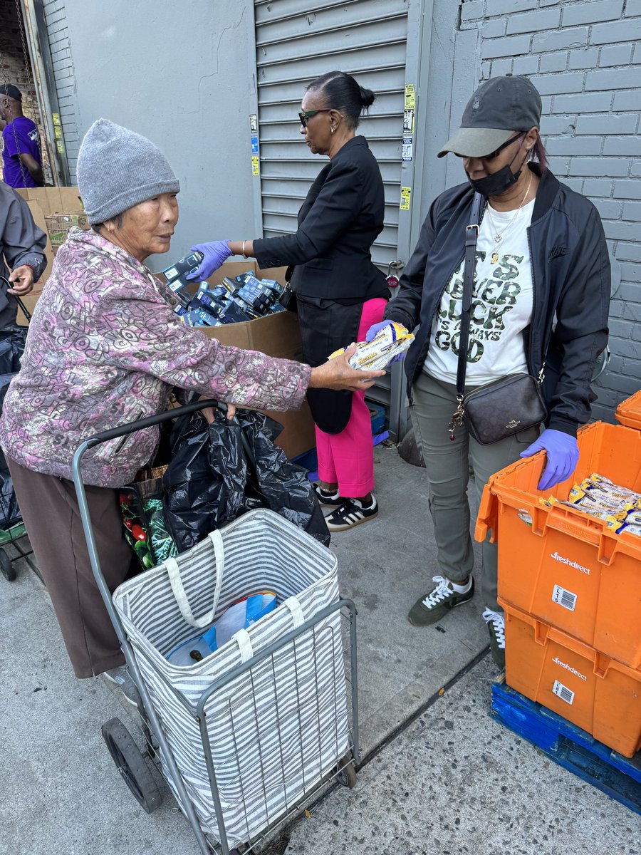 opendoorflc's tweet photo. Another Saturday of serving and supporting our community! 💚🛒

Our Food Pantry is open every Saturday from 8:30 AM–10:30 AM at 999 Greene Avenue, Brooklyn, NY 11221.

Learn more about us at https://t.co/eKLqzrSpXx https://t.co/FsdoI8gq65
