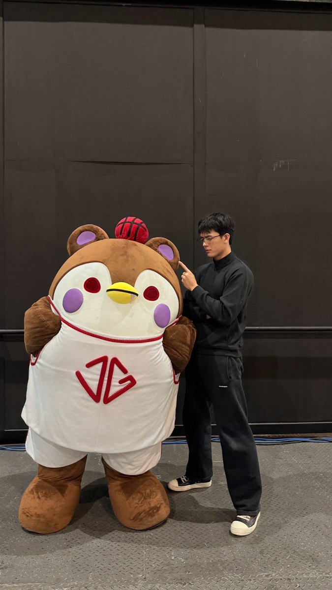 svtnoona92's tweet photo. J: Guinzly, don't tell Dada that Pops was the one who drew on your face
GU: Aw, then who should I say drew on it, Pops?
J: Grandma and Uncle
[Guinzly nods]
*while we all glare at Joss*

JOSSGAWIN GUINZLY BIG FAM

#GMMTVFANIVAL2026HappyFamilyxJG #JossGawin #JossWayar #GawinCaskey https://t.co/c8cS2aZUkQ
