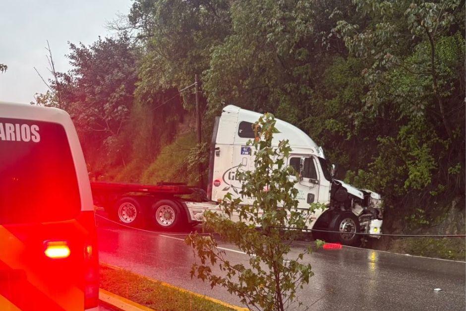 Tráiler pierde el control y se empotra la zona 16