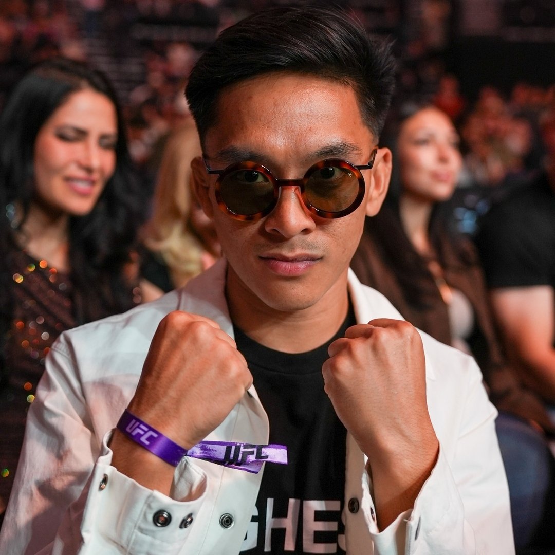 Some familiar faces in the #UFC332 crowd!

Make sure to tune in here ➡️: <https://t.co/8H21hV5jnG> 
 [📷](https://pbs.twimg.com/media/HTviIzBawAAl0Rj.jpg) [📷](