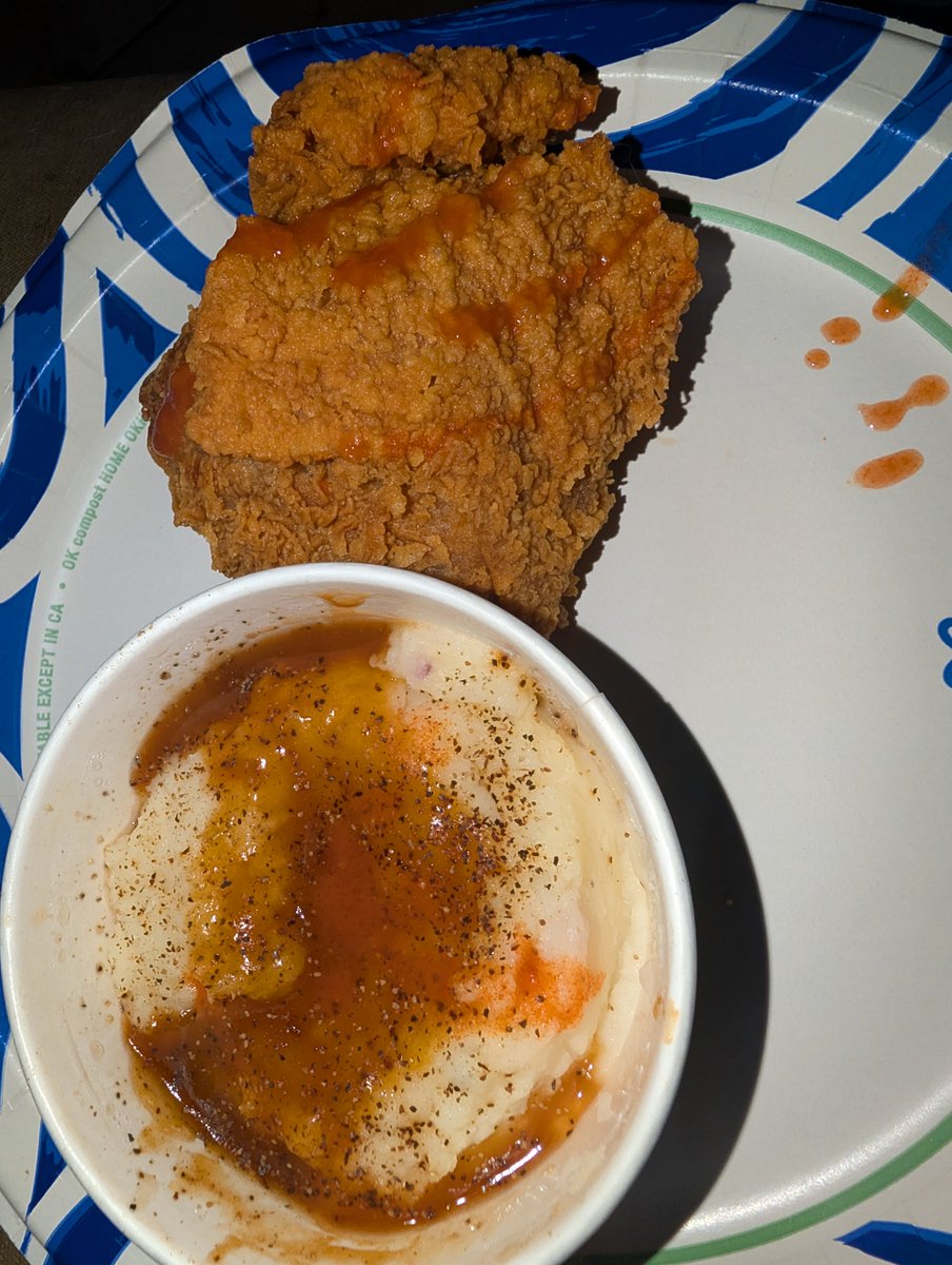 kobknymc's tweet photo. *These Cats Know About Spicy Chicken ππ₯π―ππ½βπ½#SnackMode https://t.co/jcZrXk1jZd
