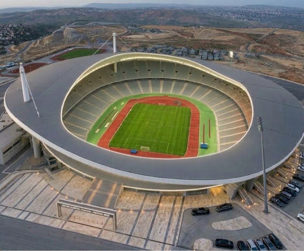 no1907x's tweet photo. Bu geceki Turan - FB maçında, tribündeki çatının eğik oluşu dikkatimi çekti..

Olimpiyat stadının kale arkası tribünlerinin çatısını da bu şekilde, stadın dört tarafını  kapatacak şekilde, kale arkası tribünlerini komple kapatsalar..

Stada oluşan rüzgar sorunu da çözülür. https://t.co/3JVkrfIwcz