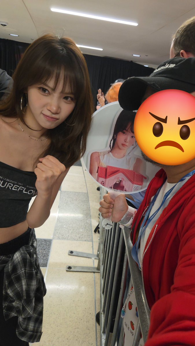 SsamKkuraSimp_'s tweet photo. Got so lucky getting my row picked first for send-off

Had Chaewon and I do an angry selfie with my Board-won picket

Me and Sakura doing a Heart with Grogu

And for Zuha, I told her how much I loved seeing her in Kian's Bizarre B&B

Yunjin and Eunchae's sendoff interactions were more for a video, so I gotta go and edit that first before posting