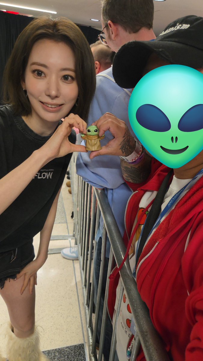 SsamKkuraSimp_'s tweet photo. Got so lucky getting my row picked first for send-off

Had Chaewon and I do an angry selfie with my Board-won picket

Me and Sakura doing a Heart with Grogu

And for Zuha, I told her how much I loved seeing her in Kian's Bizarre B&B

Yunjin and Eunchae's sendoff interactions were more for a video, so I gotta go and edit that first before posting