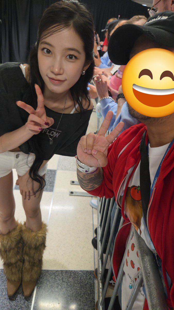 SsamKkuraSimp_'s tweet photo. Got so lucky getting my row picked first for send-off

Had Chaewon and I do an angry selfie with my Board-won picket

Me and Sakura doing a Heart with Grogu

And for Zuha, I told her how much I loved seeing her in Kian's Bizarre B&B

Yunjin and Eunchae's sendoff interactions were more for a video, so I gotta go and edit that first before posting