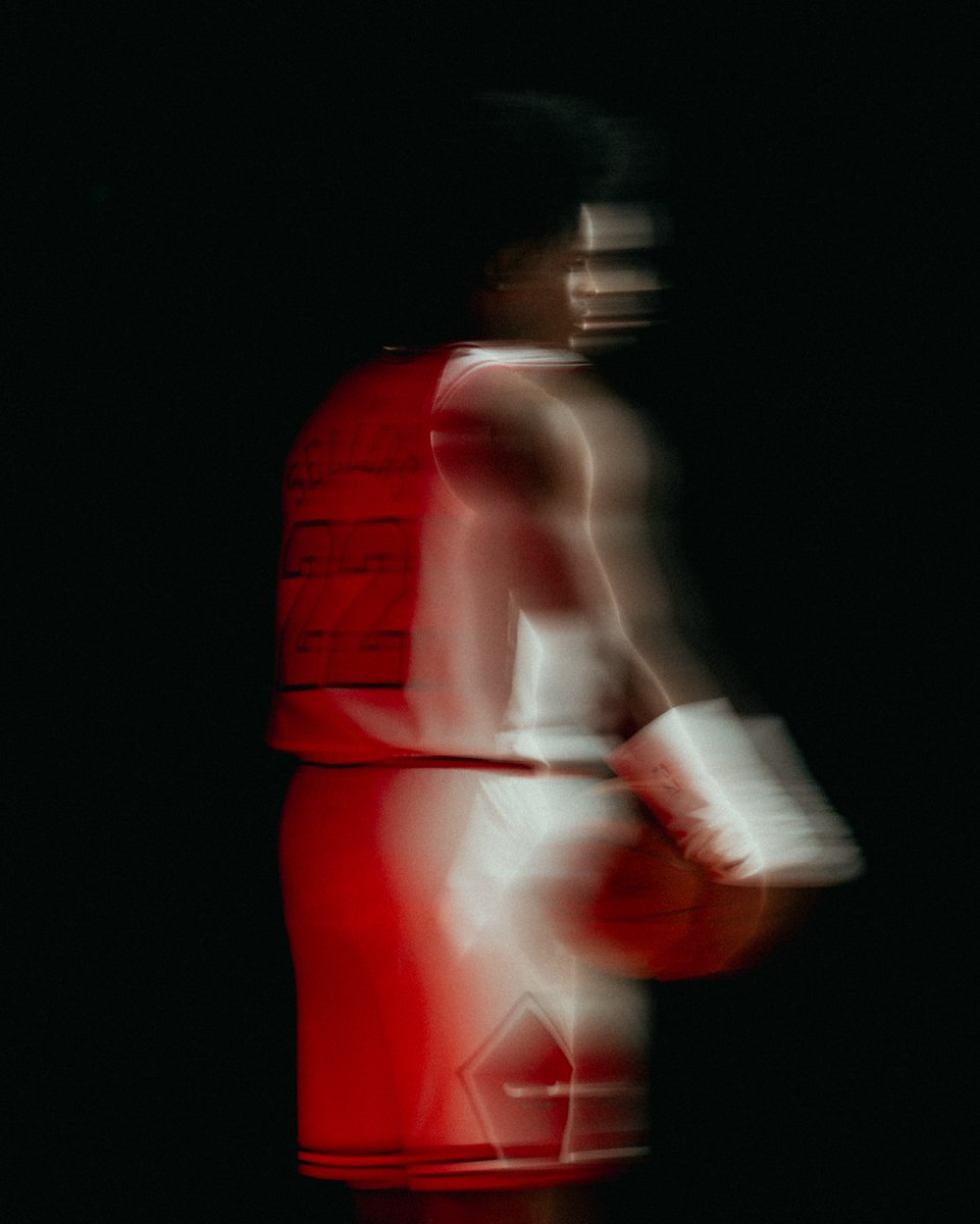 TheRoundtaBulls's tweet photo. 💥𝐁𝐮𝐥𝐥𝐬 𝐅𝐚𝐧𝐬 𝐒𝐡𝐨𝐮𝐥𝐝 𝐊𝐞𝐞𝐩 𝐀𝐧 𝐄𝐲𝐞 𝐎𝐧 𝐉𝐚𝐲𝐥𝐢𝐧 𝐒𝐞𝐥𝐥𝐞𝐫𝐬💥
𝐶ℎ𝑖𝑐𝑎𝑔𝑜 𝑓𝑎𝑛𝑠 ℎ𝑎𝑣𝑒 𝑎𝑙𝑤𝑎𝑦𝑠 𝑎𝑝𝑝𝑟𝑒𝑐𝑖𝑎𝑡𝑒𝑑 𝑡ℎ𝑒 𝑢𝑛𝑑𝑒𝑟𝑑𝑜𝑔 —
𝑡ℎ𝑒 𝑝𝑙𝑎𝑦𝑒𝑟 𝑤ℎ𝑜 𝑤𝑎𝑠 𝑜𝑣𝑒𝑟𝑙𝑜𝑜𝑘𝑒𝑑, 𝑏𝑒𝑡 𝑜𝑛 ℎ𝑖𝑚𝑠𝑒𝑙𝑓 𝑎𝑛𝑑 𝑤𝑒𝑛𝑡 𝑜𝑢𝑡 𝑎𝑛𝑑 𝑒𝑎𝑟𝑛𝑒𝑑 𝑒𝑣𝑒𝑟𝑦𝑡ℎ𝑖𝑛𝑔 ℎ𝑒 𝑟𝑒𝑐𝑒𝑖𝑣𝑒𝑑. 𝑆𝑒𝑙𝑙𝑒𝑟𝑠 𝑓𝑖𝑡𝑠 𝑡ℎ𝑎𝑡 𝑑𝑒𝑠𝑐𝑟𝑖𝑝𝑡𝑖𝑜𝑛. 𝐻𝑒 𝑎𝑙𝑠𝑜 ℎ𝑎𝑠 𝑎 𝑠𝑡𝑦𝑙𝑒 𝑜𝑓 𝑝𝑙𝑎𝑦 𝑡ℎ𝑎𝑡 𝑐𝑜𝑢𝑙𝑑 𝑐𝑜𝑛𝑛𝑒𝑐𝑡 𝑤𝑖𝑡ℎ 𝑡ℎ𝑖𝑠 𝑐𝑖𝑡𝑦: 𝑡𝑜𝑢𝑔ℎ 𝑑𝑒𝑓𝑒𝑛𝑠𝑒, 𝑟𝑒𝑙𝑒𝑛𝑡𝑙𝑒𝑠𝑠 𝑒𝑓𝑓𝑜𝑟𝑡 𝑎𝑛𝑑 𝑡ℎ𝑒 𝑎𝑏𝑖𝑙𝑖𝑡𝑦 𝑡𝑜 𝑝𝑢𝑡 𝑡ℎ𝑒 𝑏𝑎𝑙𝑙 𝑖𝑛 𝑡ℎ𝑒 𝑏𝑎𝑠𝑘𝑒𝑡.

"Circumstances around him have created an opening that Jaylin Sellers appears ready to take advantage of. The recent trade of third-year guard Rob Dillingham has opened up rotational minutes in the Bulls’ backcourt. 

With five preseason games on the horizon, Sellers has a real opportunity to make a strong impression on head coach Tiago Splitter and the Bulls’ coaching staff before the regular season begins. 

Sellers has been vocal about wanting to establish 
himself as a lockdown defender at the NBA level. 
That mentality also fits what Splitter wants from this Bulls team. Splitter has emphasized effort, physicality and defense as part of the identity he wants to establish in Chicago. A player who competes on both ends, brings energy every night, and is willing to do the little things is the type of player who can find his way into a rotation."

⚡️@1kAndre_⚡️
💥𝐷𝑖𝑣𝑒𝑠 𝐼𝑛𝑡𝑜 𝐽𝑎𝑦𝑙𝑖𝑛 𝑆𝑒𝑙𝑙𝑒𝑟𝑠: 𝐵𝑟𝑒𝑎𝑘𝑜𝑢𝑡 𝑃𝑜𝑡𝑒𝑛𝑡𝑖𝑎𝑙? 
🔗https://t.co/KQAHJl34rv
👥@TheRoundtaBulls | #ChicagoBulls | #BullsNation