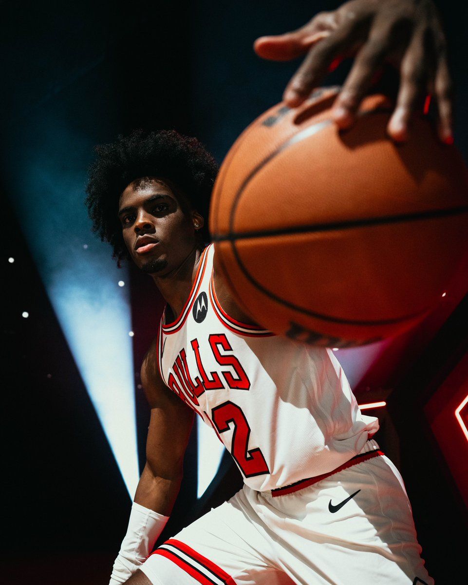 TheRoundtaBulls's tweet photo. 💥𝐁𝐮𝐥𝐥𝐬 𝐅𝐚𝐧𝐬 𝐒𝐡𝐨𝐮𝐥𝐝 𝐊𝐞𝐞𝐩 𝐀𝐧 𝐄𝐲𝐞 𝐎𝐧 𝐉𝐚𝐲𝐥𝐢𝐧 𝐒𝐞𝐥𝐥𝐞𝐫𝐬💥
𝐶ℎ𝑖𝑐𝑎𝑔𝑜 𝑓𝑎𝑛𝑠 ℎ𝑎𝑣𝑒 𝑎𝑙𝑤𝑎𝑦𝑠 𝑎𝑝𝑝𝑟𝑒𝑐𝑖𝑎𝑡𝑒𝑑 𝑡ℎ𝑒 𝑢𝑛𝑑𝑒𝑟𝑑𝑜𝑔 —
𝑡ℎ𝑒 𝑝𝑙𝑎𝑦𝑒𝑟 𝑤ℎ𝑜 𝑤𝑎𝑠 𝑜𝑣𝑒𝑟𝑙𝑜𝑜𝑘𝑒𝑑, 𝑏𝑒𝑡 𝑜𝑛 ℎ𝑖𝑚𝑠𝑒𝑙𝑓 𝑎𝑛𝑑 𝑤𝑒𝑛𝑡 𝑜𝑢𝑡 𝑎𝑛𝑑 𝑒𝑎𝑟𝑛𝑒𝑑 𝑒𝑣𝑒𝑟𝑦𝑡ℎ𝑖𝑛𝑔 ℎ𝑒 𝑟𝑒𝑐𝑒𝑖𝑣𝑒𝑑. 𝑆𝑒𝑙𝑙𝑒𝑟𝑠 𝑓𝑖𝑡𝑠 𝑡ℎ𝑎𝑡 𝑑𝑒𝑠𝑐𝑟𝑖𝑝𝑡𝑖𝑜𝑛. 𝐻𝑒 𝑎𝑙𝑠𝑜 ℎ𝑎𝑠 𝑎 𝑠𝑡𝑦𝑙𝑒 𝑜𝑓 𝑝𝑙𝑎𝑦 𝑡ℎ𝑎𝑡 𝑐𝑜𝑢𝑙𝑑 𝑐𝑜𝑛𝑛𝑒𝑐𝑡 𝑤𝑖𝑡ℎ 𝑡ℎ𝑖𝑠 𝑐𝑖𝑡𝑦: 𝑡𝑜𝑢𝑔ℎ 𝑑𝑒𝑓𝑒𝑛𝑠𝑒, 𝑟𝑒𝑙𝑒𝑛𝑡𝑙𝑒𝑠𝑠 𝑒𝑓𝑓𝑜𝑟𝑡 𝑎𝑛𝑑 𝑡ℎ𝑒 𝑎𝑏𝑖𝑙𝑖𝑡𝑦 𝑡𝑜 𝑝𝑢𝑡 𝑡ℎ𝑒 𝑏𝑎𝑙𝑙 𝑖𝑛 𝑡ℎ𝑒 𝑏𝑎𝑠𝑘𝑒𝑡.

"Circumstances around him have created an opening that Jaylin Sellers appears ready to take advantage of. The recent trade of third-year guard Rob Dillingham has opened up rotational minutes in the Bulls’ backcourt. 

With five preseason games on the horizon, Sellers has a real opportunity to make a strong impression on head coach Tiago Splitter and the Bulls’ coaching staff before the regular season begins. 

Sellers has been vocal about wanting to establish 
himself as a lockdown defender at the NBA level. 
That mentality also fits what Splitter wants from this Bulls team. Splitter has emphasized effort, physicality and defense as part of the identity he wants to establish in Chicago. A player who competes on both ends, brings energy every night, and is willing to do the little things is the type of player who can find his way into a rotation."

⚡️@1kAndre_⚡️
💥𝐷𝑖𝑣𝑒𝑠 𝐼𝑛𝑡𝑜 𝐽𝑎𝑦𝑙𝑖𝑛 𝑆𝑒𝑙𝑙𝑒𝑟𝑠: 𝐵𝑟𝑒𝑎𝑘𝑜𝑢𝑡 𝑃𝑜𝑡𝑒𝑛𝑡𝑖𝑎𝑙? 
🔗https://t.co/KQAHJl34rv
👥@TheRoundtaBulls | #ChicagoBulls | #BullsNation