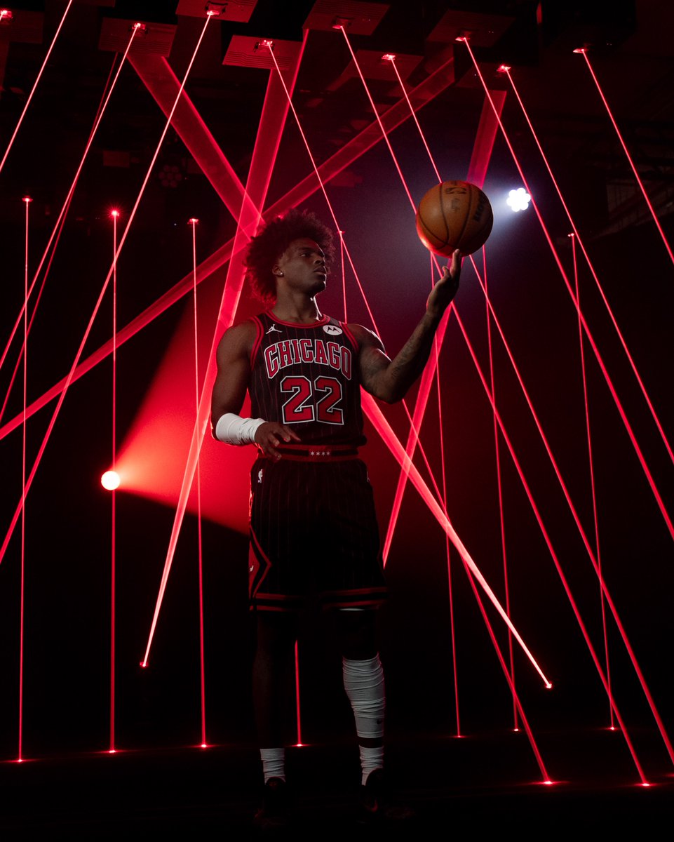TheRoundtaBulls's tweet photo. 💥𝐁𝐮𝐥𝐥𝐬 𝐅𝐚𝐧𝐬 𝐒𝐡𝐨𝐮𝐥𝐝 𝐊𝐞𝐞𝐩 𝐀𝐧 𝐄𝐲𝐞 𝐎𝐧 𝐉𝐚𝐲𝐥𝐢𝐧 𝐒𝐞𝐥𝐥𝐞𝐫𝐬💥
𝐶ℎ𝑖𝑐𝑎𝑔𝑜 𝑓𝑎𝑛𝑠 ℎ𝑎𝑣𝑒 𝑎𝑙𝑤𝑎𝑦𝑠 𝑎𝑝𝑝𝑟𝑒𝑐𝑖𝑎𝑡𝑒𝑑 𝑡ℎ𝑒 𝑢𝑛𝑑𝑒𝑟𝑑𝑜𝑔 —
𝑡ℎ𝑒 𝑝𝑙𝑎𝑦𝑒𝑟 𝑤ℎ𝑜 𝑤𝑎𝑠 𝑜𝑣𝑒𝑟𝑙𝑜𝑜𝑘𝑒𝑑, 𝑏𝑒𝑡 𝑜𝑛 ℎ𝑖𝑚𝑠𝑒𝑙𝑓 𝑎𝑛𝑑 𝑤𝑒𝑛𝑡 𝑜𝑢𝑡 𝑎𝑛𝑑 𝑒𝑎𝑟𝑛𝑒𝑑 𝑒𝑣𝑒𝑟𝑦𝑡ℎ𝑖𝑛𝑔 ℎ𝑒 𝑟𝑒𝑐𝑒𝑖𝑣𝑒𝑑. 𝑆𝑒𝑙𝑙𝑒𝑟𝑠 𝑓𝑖𝑡𝑠 𝑡ℎ𝑎𝑡 𝑑𝑒𝑠𝑐𝑟𝑖𝑝𝑡𝑖𝑜𝑛. 𝐻𝑒 𝑎𝑙𝑠𝑜 ℎ𝑎𝑠 𝑎 𝑠𝑡𝑦𝑙𝑒 𝑜𝑓 𝑝𝑙𝑎𝑦 𝑡ℎ𝑎𝑡 𝑐𝑜𝑢𝑙𝑑 𝑐𝑜𝑛𝑛𝑒𝑐𝑡 𝑤𝑖𝑡ℎ 𝑡ℎ𝑖𝑠 𝑐𝑖𝑡𝑦: 𝑡𝑜𝑢𝑔ℎ 𝑑𝑒𝑓𝑒𝑛𝑠𝑒, 𝑟𝑒𝑙𝑒𝑛𝑡𝑙𝑒𝑠𝑠 𝑒𝑓𝑓𝑜𝑟𝑡 𝑎𝑛𝑑 𝑡ℎ𝑒 𝑎𝑏𝑖𝑙𝑖𝑡𝑦 𝑡𝑜 𝑝𝑢𝑡 𝑡ℎ𝑒 𝑏𝑎𝑙𝑙 𝑖𝑛 𝑡ℎ𝑒 𝑏𝑎𝑠𝑘𝑒𝑡.

"Circumstances around him have created an opening that Jaylin Sellers appears ready to take advantage of. The recent trade of third-year guard Rob Dillingham has opened up rotational minutes in the Bulls’ backcourt. 

With five preseason games on the horizon, Sellers has a real opportunity to make a strong impression on head coach Tiago Splitter and the Bulls’ coaching staff before the regular season begins. 

Sellers has been vocal about wanting to establish 
himself as a lockdown defender at the NBA level. 
That mentality also fits what Splitter wants from this Bulls team. Splitter has emphasized effort, physicality and defense as part of the identity he wants to establish in Chicago. A player who competes on both ends, brings energy every night, and is willing to do the little things is the type of player who can find his way into a rotation."

⚡️@1kAndre_⚡️
💥𝐷𝑖𝑣𝑒𝑠 𝐼𝑛𝑡𝑜 𝐽𝑎𝑦𝑙𝑖𝑛 𝑆𝑒𝑙𝑙𝑒𝑟𝑠: 𝐵𝑟𝑒𝑎𝑘𝑜𝑢𝑡 𝑃𝑜𝑡𝑒𝑛𝑡𝑖𝑎𝑙? 
🔗https://t.co/KQAHJl34rv
👥@TheRoundtaBulls | #ChicagoBulls | #BullsNation