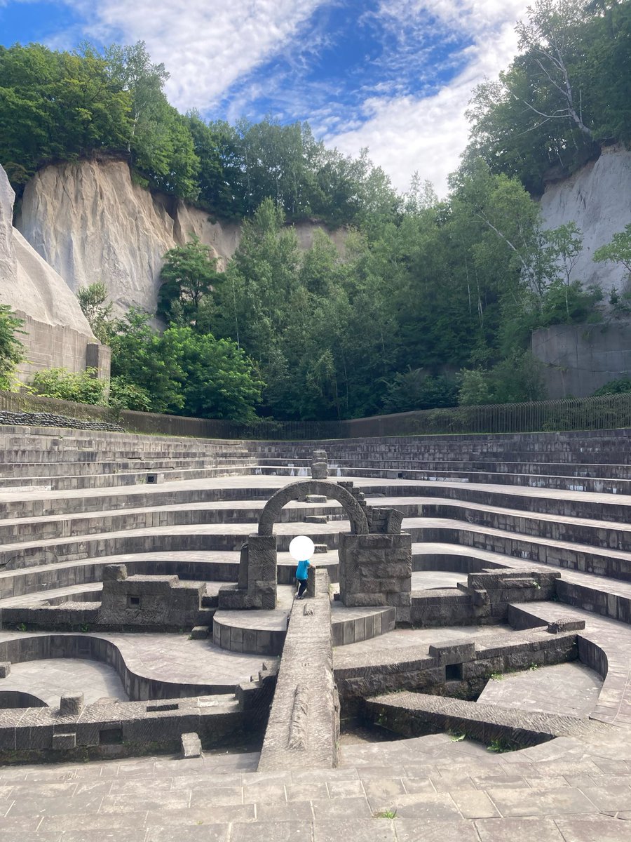 zou_da_zou's tweet photo. 北海道の石山緑地。採掘場跡地を再生して作られた公園だけど、こんなの異世界過ぎる〜〜
なんか重要イベント起きるやつ、うずまきの真ん中からワープできるやつ。
札幌にこんな穴場があるなんて。 https://t.co/v8bGnTiIo7