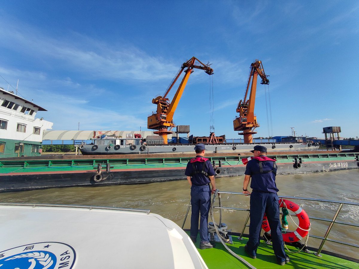 the_april93's tweet photo. The competition vessels anchor steadily at the pier, with crew securing the loading and unloading points—precision u0026 order on display! https://t.co/Z0ZBHk278i