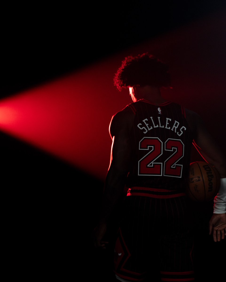 TheRoundtaBulls's tweet photo. 💥𝐁𝐮𝐥𝐥𝐬 𝐅𝐚𝐧𝐬 𝐒𝐡𝐨𝐮𝐥𝐝 𝐊𝐞𝐞𝐩 𝐀𝐧 𝐄𝐲𝐞 𝐎𝐧 𝐉𝐚𝐲𝐥𝐢𝐧 𝐒𝐞𝐥𝐥𝐞𝐫𝐬💥
𝐶ℎ𝑖𝑐𝑎𝑔𝑜 𝑓𝑎𝑛𝑠 ℎ𝑎𝑣𝑒 𝑎𝑙𝑤𝑎𝑦𝑠 𝑎𝑝𝑝𝑟𝑒𝑐𝑖𝑎𝑡𝑒𝑑 𝑡ℎ𝑒 𝑢𝑛𝑑𝑒𝑟𝑑𝑜𝑔 —
𝑡ℎ𝑒 𝑝𝑙𝑎𝑦𝑒𝑟 𝑤ℎ𝑜 𝑤𝑎𝑠 𝑜𝑣𝑒𝑟𝑙𝑜𝑜𝑘𝑒𝑑, 𝑏𝑒𝑡 𝑜𝑛 ℎ𝑖𝑚𝑠𝑒𝑙𝑓 𝑎𝑛𝑑 𝑤𝑒𝑛𝑡 𝑜𝑢𝑡 𝑎𝑛𝑑 𝑒𝑎𝑟𝑛𝑒𝑑 𝑒𝑣𝑒𝑟𝑦𝑡ℎ𝑖𝑛𝑔 ℎ𝑒 𝑟𝑒𝑐𝑒𝑖𝑣𝑒𝑑. 𝑆𝑒𝑙𝑙𝑒𝑟𝑠 𝑓𝑖𝑡𝑠 𝑡ℎ𝑎𝑡 𝑑𝑒𝑠𝑐𝑟𝑖𝑝𝑡𝑖𝑜𝑛. 𝐻𝑒 𝑎𝑙𝑠𝑜 ℎ𝑎𝑠 𝑎 𝑠𝑡𝑦𝑙𝑒 𝑜𝑓 𝑝𝑙𝑎𝑦 𝑡ℎ𝑎𝑡 𝑐𝑜𝑢𝑙𝑑 𝑐𝑜𝑛𝑛𝑒𝑐𝑡 𝑤𝑖𝑡ℎ 𝑡ℎ𝑖𝑠 𝑐𝑖𝑡𝑦: 𝑡𝑜𝑢𝑔ℎ 𝑑𝑒𝑓𝑒𝑛𝑠𝑒, 𝑟𝑒𝑙𝑒𝑛𝑡𝑙𝑒𝑠𝑠 𝑒𝑓𝑓𝑜𝑟𝑡 𝑎𝑛𝑑 𝑡ℎ𝑒 𝑎𝑏𝑖𝑙𝑖𝑡𝑦 𝑡𝑜 𝑝𝑢𝑡 𝑡ℎ𝑒 𝑏𝑎𝑙𝑙 𝑖𝑛 𝑡ℎ𝑒 𝑏𝑎𝑠𝑘𝑒𝑡.

"Circumstances around him have created an opening that Jaylin Sellers appears ready to take advantage of. The recent trade of third-year guard Rob Dillingham has opened up rotational minutes in the Bulls’ backcourt. 

With five preseason games on the horizon, Sellers has a real opportunity to make a strong impression on head coach Tiago Splitter and the Bulls’ coaching staff before the regular season begins. 

Sellers has been vocal about wanting to establish 
himself as a lockdown defender at the NBA level. 
That mentality also fits what Splitter wants from this Bulls team. Splitter has emphasized effort, physicality and defense as part of the identity he wants to establish in Chicago. A player who competes on both ends, brings energy every night, and is willing to do the little things is the type of player who can find his way into a rotation."

⚡️@1kAndre_⚡️
💥𝐷𝑖𝑣𝑒𝑠 𝐼𝑛𝑡𝑜 𝐽𝑎𝑦𝑙𝑖𝑛 𝑆𝑒𝑙𝑙𝑒𝑟𝑠: 𝐵𝑟𝑒𝑎𝑘𝑜𝑢𝑡 𝑃𝑜𝑡𝑒𝑛𝑡𝑖𝑎𝑙? 
🔗https://t.co/KQAHJl34rv
👥@TheRoundtaBulls | #ChicagoBulls | #BullsNation
