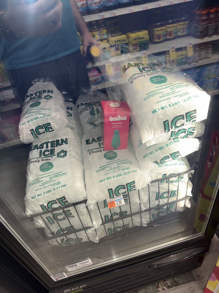 Xava_Unbound's tweet photo. Pic I just received from husband while making a quick trip to CVS https://t.co/KYD2F7DFvq