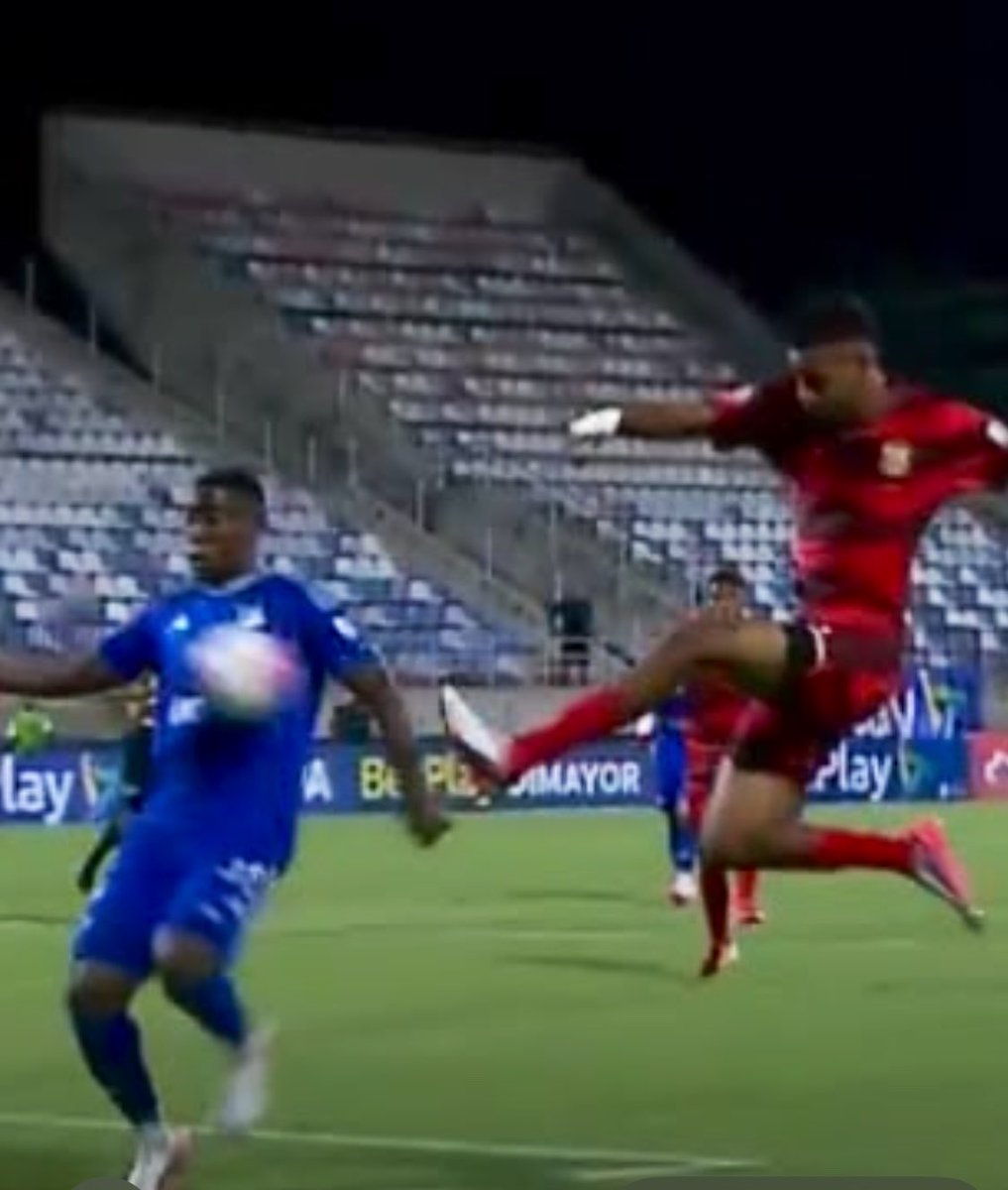 Borda_analista's tweet photo. ¡QUÉ ESCÁNDALO!
En el juego de Copa Barranquilla vs Millonarios el árbitro Moncada  dio un escandaloso penal a favor del local por una mano que nunca existió, el balón le pegó en el pecho a Del Castillo de @MillosFCoficial. Como este torneo no tiene VAR no se corrigió el HORROR https://t.co/v0ySKMICte