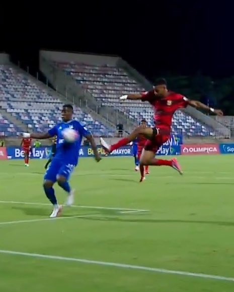 Borda_analista's tweet photo. ¡QUÉ ESCÁNDALO!
En el juego de Copa Barranquilla vs Millonarios el árbitro Moncada  dio un escandaloso penal a favor del local por una mano que nunca existió, el balón le pegó en el pecho a Del Castillo de @MillosFCoficial. Como este torneo no tiene VAR no se corrigió el HORROR https://t.co/v0ySKMICte