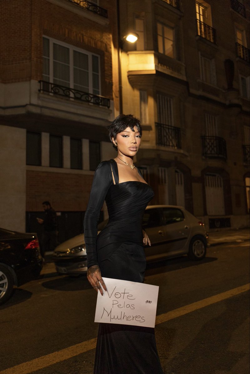 LudmillaBase's tweet photo. MÃE! Direto de Paris, LUDMILLA declara apoio a @aniellefranco, candidata a deputada federal pelo PT no Rio.

“Vote pelas mulheres - 1330” https://t.co/rJPbfWQM5f