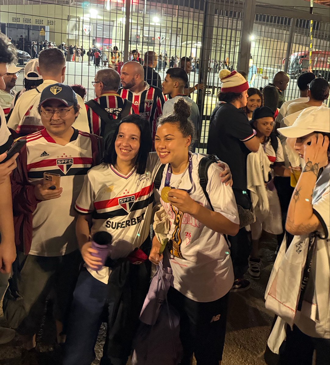 biigoes's tweet photo. Ana Clara saiu pra atender a torcida. Tem que respeitar o futebol feminino! https://t.co/E6xpNSUcYW