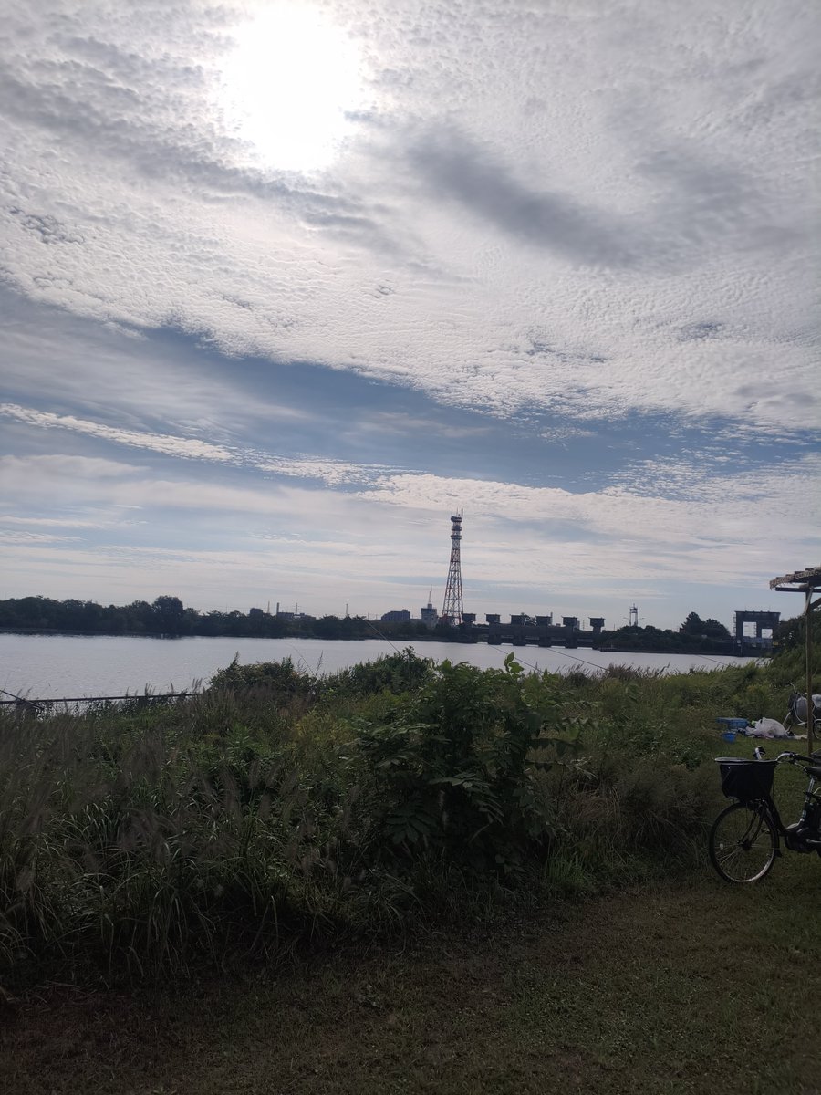 000newtype26538's tweet photo. #江戸川  #サイクリング
今日は野球キッズ達が横列Gメン状態
ランニング、散歩、サイクリング他にも利用する人がいるのになぁ https://t.co/wEepH9lbCO