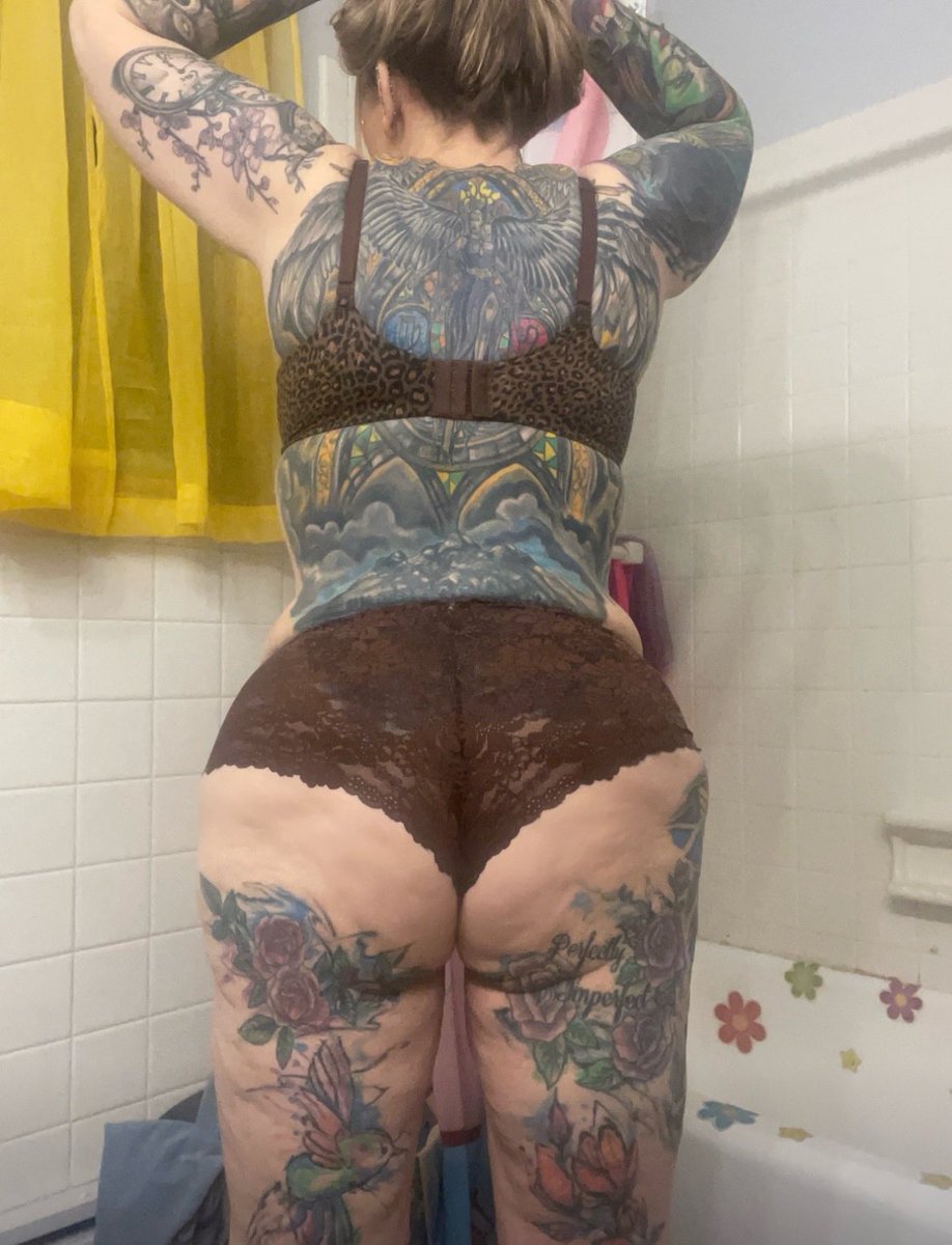 Sheilas_secrets's tweet photo. Saturday night vibes… 🖤🍂

The rain is tapping on the windows, I’m cozy, relaxed, and enjoying a little time to myself. 😘

Tell me… are you staying in tonight, or getting into a little trouble? 😉🔥

#SaturdayNight #FallVibes #RainyNight #Housewife #MILF #Cougar #Over50 #Flirty #XFriends
