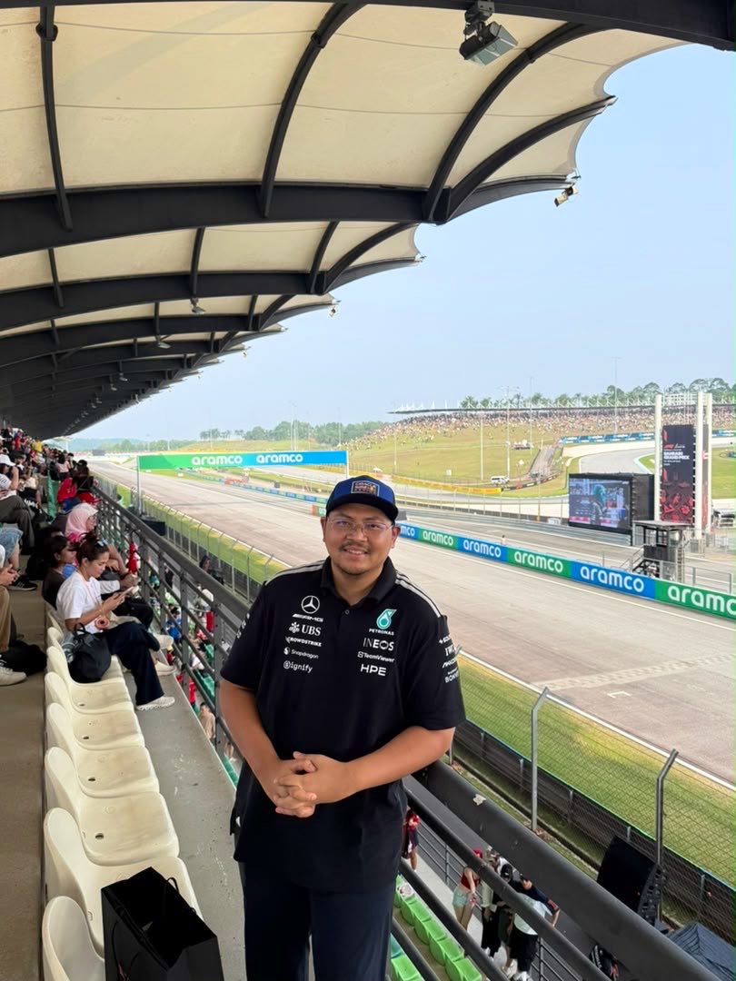 IkmalHazlan's tweet photo. A Redbull hat and a Mercedes shirt. What’s going on?!? Qualifying session was amazing.   #sepang #f1 https://t.co/AkPHKa5Ecz