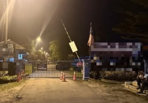 SinarOnline's tweet photo. Pelajar ditemui maut di sekolah disyaki dibunuh

Remaja berusia 16 tahun itu ditemui sudah tidak bernyawa dalam dewan di sekolah terbabit.

Artikel: https://t.co/uPjGCJr6M8

#SinarHarian #beritaterkini #kesbunuh #pelajarmaut #sekolah https://t.co/kFNRu4zdnL