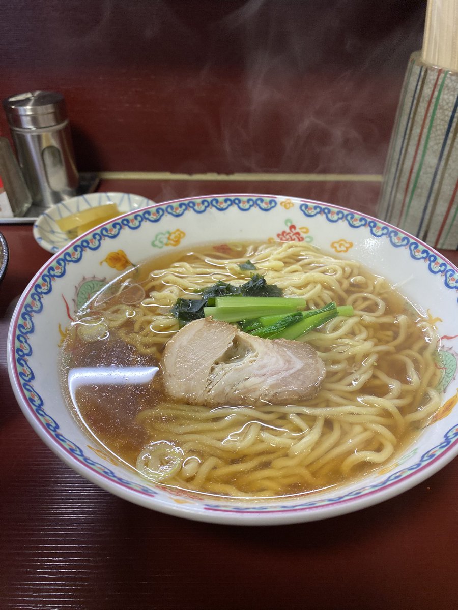 BasserFumihito's tweet photo. 田端　だるまや食堂さん

ラーメン✨🍜✨500円
玉子丼🥚🍚500円
バナナ無料サービス🍌

カウンターに席に座るとバナナが置かれます🍌
湯気の舞い上がる玉子丼と優しい味のラーメン、コスパが高く旨いです。 https://t.co/qycFIJo8bz