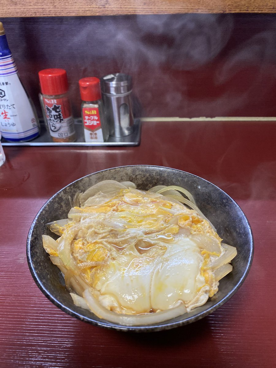 BasserFumihito's tweet photo. 田端　だるまや食堂さん

ラーメン✨🍜✨500円
玉子丼🥚🍚500円
バナナ無料サービス🍌

カウンターに席に座るとバナナが置かれます🍌
湯気の舞い上がる玉子丼と優しい味のラーメン、コスパが高く旨いです。 https://t.co/qycFIJo8bz