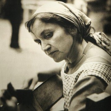 RenzoVaccarezza's tweet photo. El 4 de octubre de 1917, nació Violeta Parra. https://t.co/qiMG4e2kL0