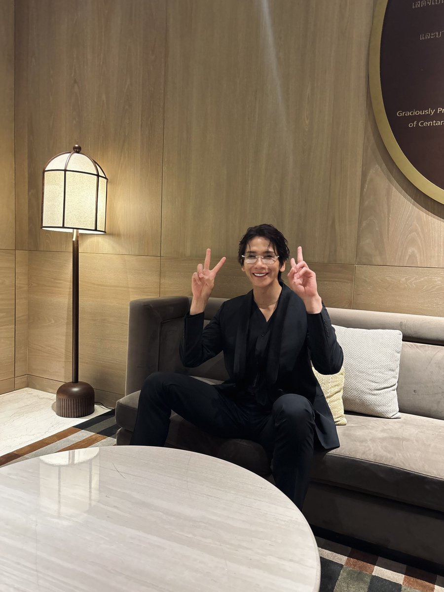 8739gaku's tweet photo. 本日は写真集「bluehour 」
東京お渡し会の日ですっ！
よろしくお願い致します٩( ᐛ )و
https://t.co/2Ziklpvda7

#松田岳
#bluehour https://t.co/3meIHrFM8c