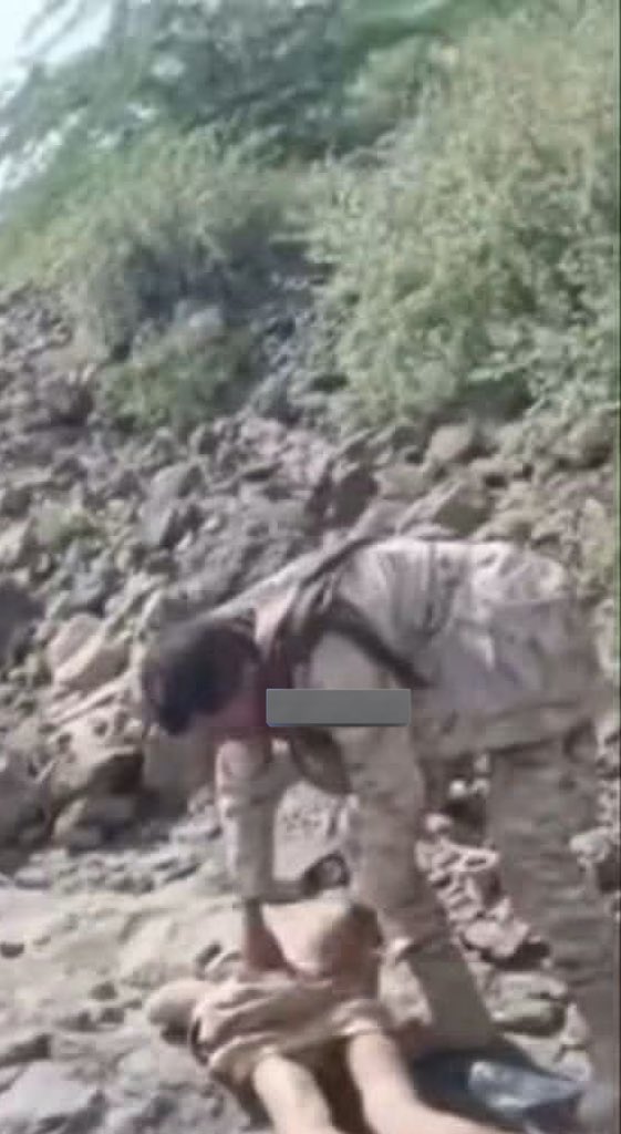 q0105q's tweet photo. جميل محمود يحيى عقلان الوتيري

هذا احد الانذال الذي قاموا بالتمثيل بالشهيد وتعريته ، تبقى معرفة من الذي عراءفي الفديو !

#احفظوهم_جيدا https://t.co/WGaiFtilRw