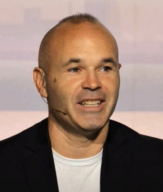 City_Dren's tweet photo. 🚨 Andrés Iniesta on Lamine Yamal: 

🗣️ “Lamine Yamal? I don't know how everyone else watches him play, but I study him.

I watch his movement, the way he receives the ball, how he moves without it and, especially, what he does with the ball at his feet.

The last time I found myself studying a player like that was when Leo Messi was playing.

And remember, I spent years on the pitch with Messi. I know what his movements looked like up close.

Now look at Lamine.

The body feints, the changes of direction, the way he moves before receiving the ball and then suddenly accelerates - there are similarities that are difficult to ignore.

I don't think I have seen many young players with that combination of confidence, balance and unpredictability.
I'm not saying he is Messi. Nobody can be Messi.

But when you have played alongside Leo for so many years, you recognize certain things when you see them.

And Lamine has some of those things.”