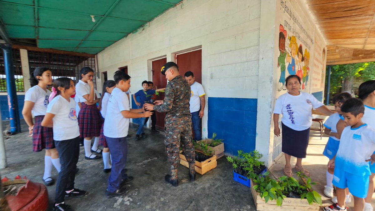 RelCiv's tweet photo. En conjunto con personal Docente y Alumnos de la Escuela Oficial Rural Mixta del Barrio el Pedregal, San Benito y Barrio el Milagro, El Chal, Petén, desarrolló campaña de reforestación en instalaciones de referidas escuelas.

GUERRERcoadyuvanOS MILENARIOS https://t.co/93q0TTTEWk