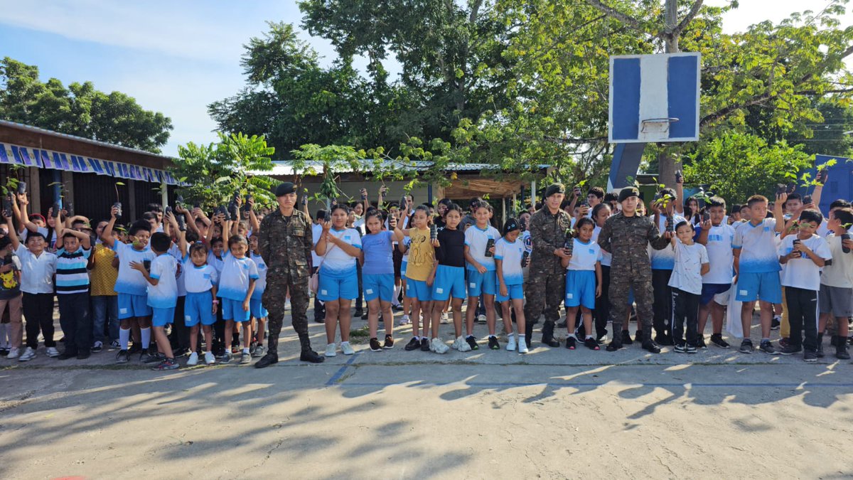RelCiv's tweet photo. En conjunto con personal Docente y Alumnos de la Escuela Oficial Rural Mixta del Barrio el Pedregal, San Benito y Barrio el Milagro, El Chal, Petén, desarrolló campaña de reforestación en instalaciones de referidas escuelas.

GUERRERcoadyuvanOS MILENARIOS https://t.co/93q0TTTEWk