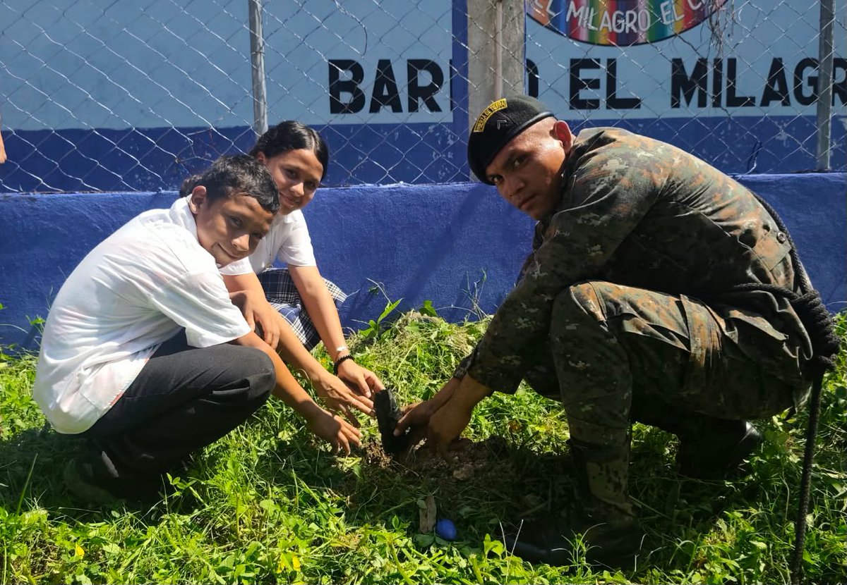 RelCiv's tweet photo. En conjunto con personal Docente y Alumnos de la Escuela Oficial Rural Mixta del Barrio el Pedregal, San Benito y Barrio el Milagro, El Chal, Petén, desarrolló campaña de reforestación en instalaciones de referidas escuelas.

GUERRERcoadyuvanOS MILENARIOS https://t.co/93q0TTTEWk