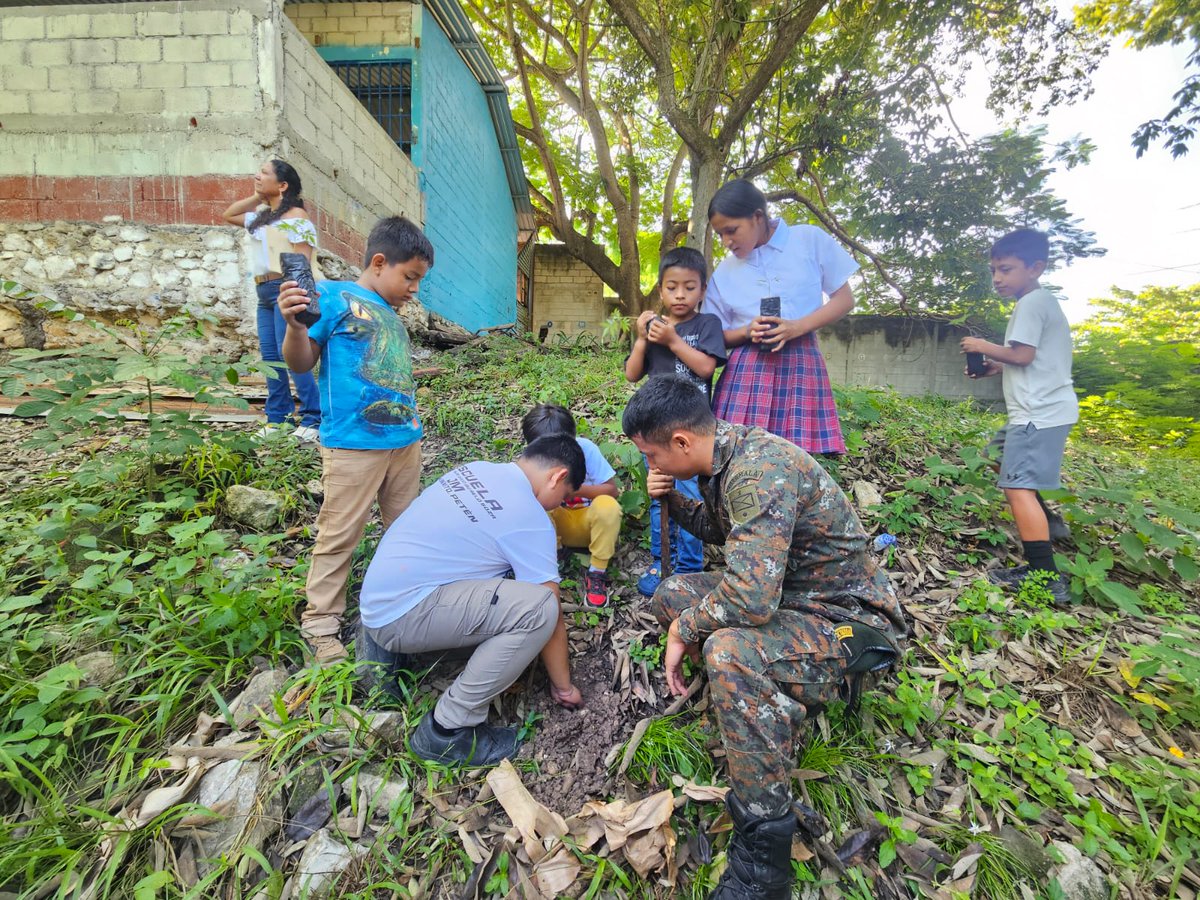 RelCiv's tweet photo. En conjunto con personal Docente y Alumnos de la Escuela Oficial Rural Mixta del Barrio el Pedregal, San Benito y Barrio el Milagro, El Chal, Petén, desarrolló campaña de reforestación en instalaciones de referidas escuelas.

GUERRERcoadyuvanOS MILENARIOS https://t.co/93q0TTTEWk