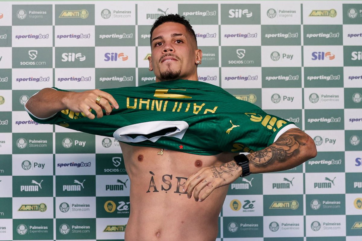 Adilson47359261's tweet photo. Paulinho, jogador do Palmeiras, não esconde seu amor
pelo Brasil e declara voto em Lula:

“Eu não esqueço de onde eu vim e principalmente de onde minha família veio. Bolsa família, ProUni, Sistema de Cotas, Minha Casa Minha Vida e tantos outros programas que abriram portas para muita gente”.

VOTE LULA. VOTE 13.