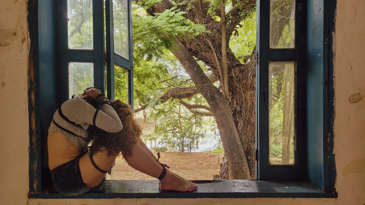 LueeFox's tweet photo. não sei se já repararam na capa do meu perfil, foi uma sessão de shibari que eu fiz num parque aqui em campinas e amo demais essa foto, parece capa de álbum https://t.co/EEMffQ6TaG