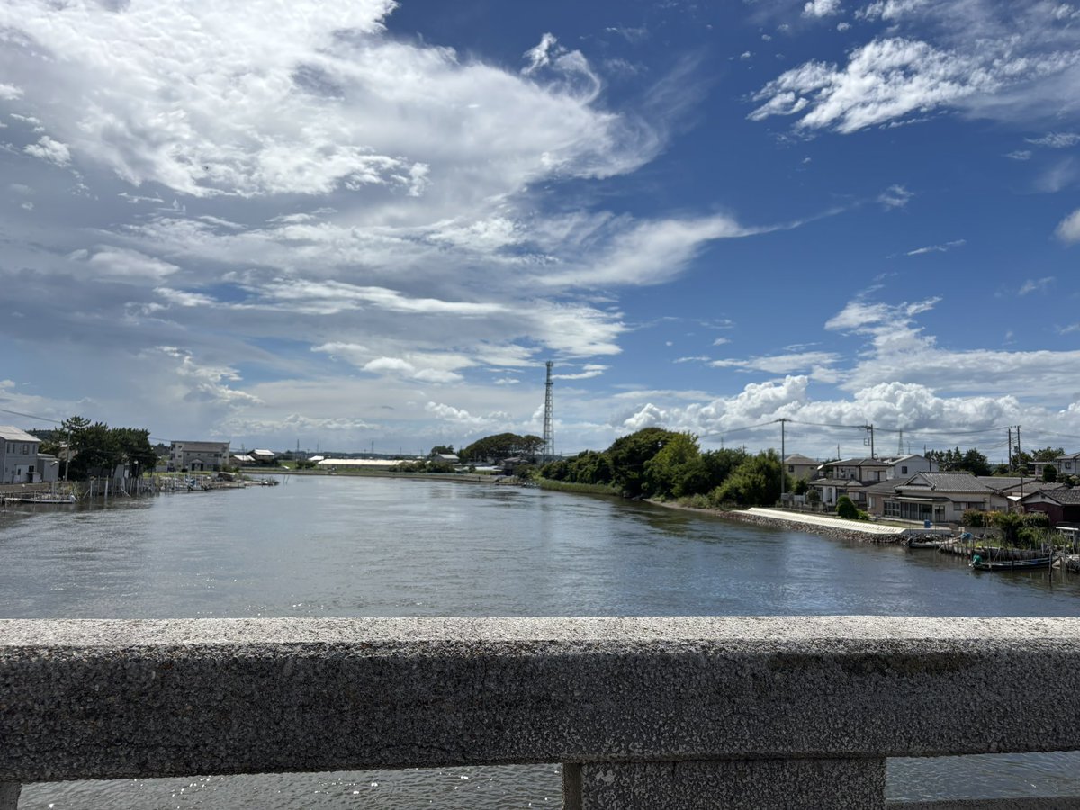 secret_ibaraki's tweet photo. 水戸市と大洗町を結ぶ「涸沼橋」。石で作られた趣のある橋で、涸沼に注ぐ涸沼川の様子を眺めることができます。川沿いの建物のすぐそばに船が並んでいる様子が、どことなく異国情緒に溢れているような感じがして、いつも気になっているんです。
#茨城 #ibaraki #大洗町 #水戸市 https://t.co/VnxIxy2JzS