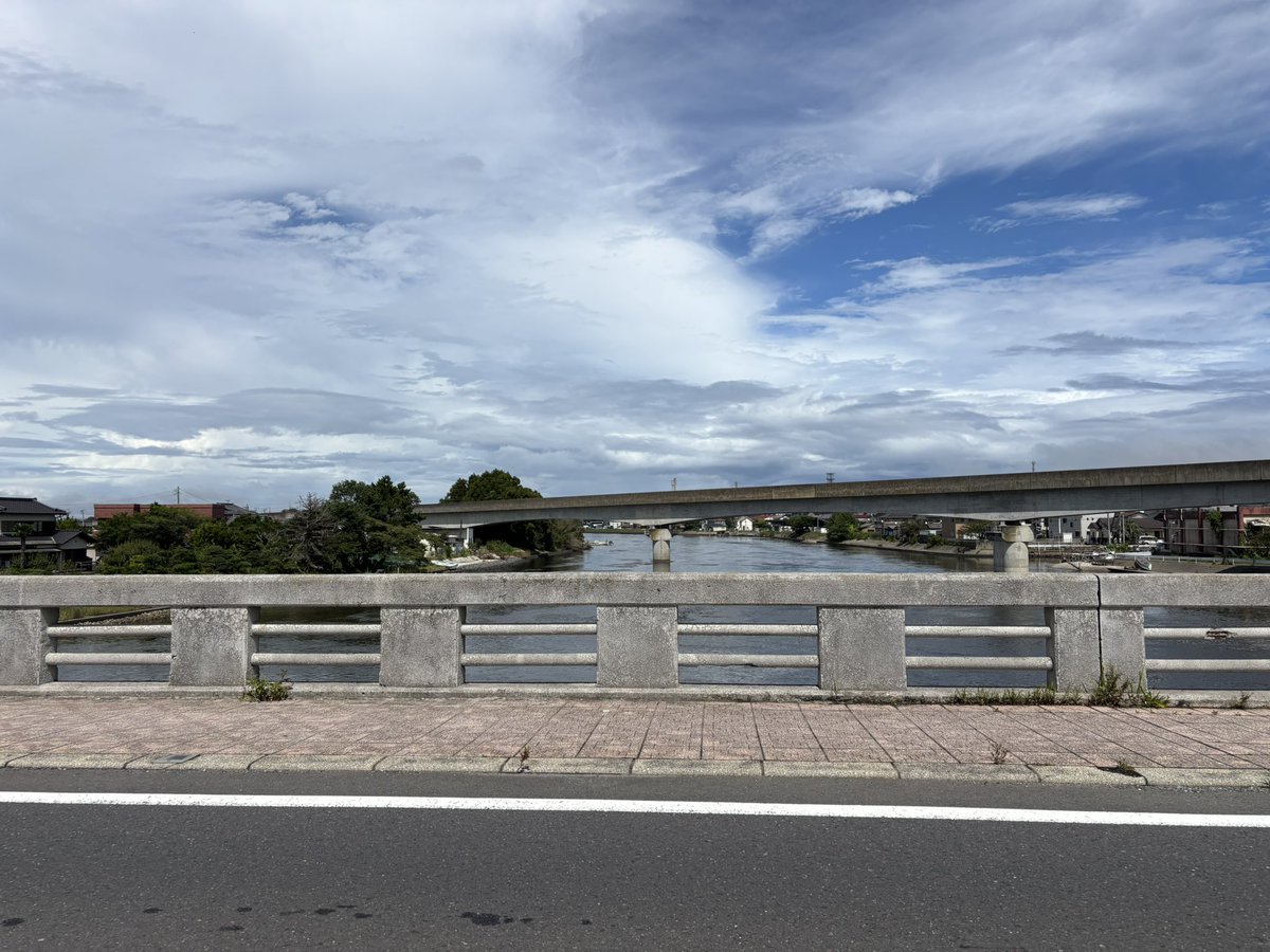 secret_ibaraki's tweet photo. 水戸市と大洗町を結ぶ「涸沼橋」。石で作られた趣のある橋で、涸沼に注ぐ涸沼川の様子を眺めることができます。川沿いの建物のすぐそばに船が並んでいる様子が、どことなく異国情緒に溢れているような感じがして、いつも気になっているんです。
#茨城 #ibaraki #大洗町 #水戸市 https://t.co/VnxIxy2JzS