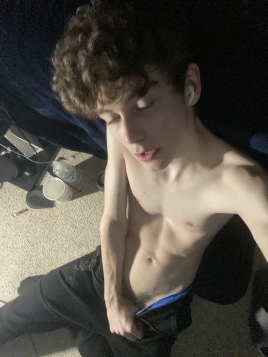 AlexwzlAlex's tweet photo. Need a haircut https://t.co/1nCF3ZLv0e
