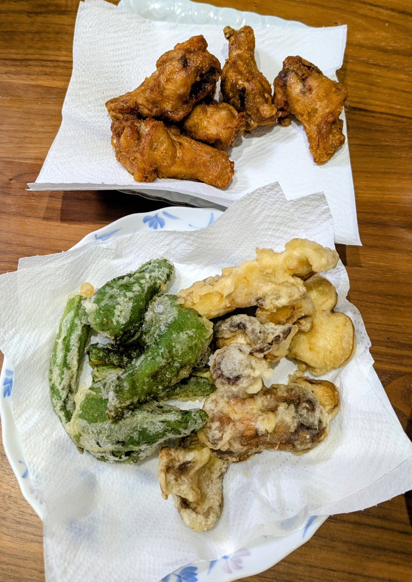 MTC1967772's tweet photo. 夫手作りの天ぷら＆唐揚げ！どんどん天ぷらの腕上げてきている…夕飯でもっとたくさん揚げてくれた！私より料理上手いな😋ビールに合いすぎ🍺感謝🙏✨️
#おうちごはん #旦那飯 https://t.co/MLtYt1hlQe