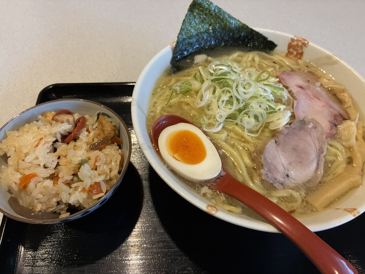 jkotterij's tweet photo. 朝ラー☀️

日向鱧出汁塩ラーメン🍜

うますぎー🐎🐎🐎 https://t.co/egCvod7a4k